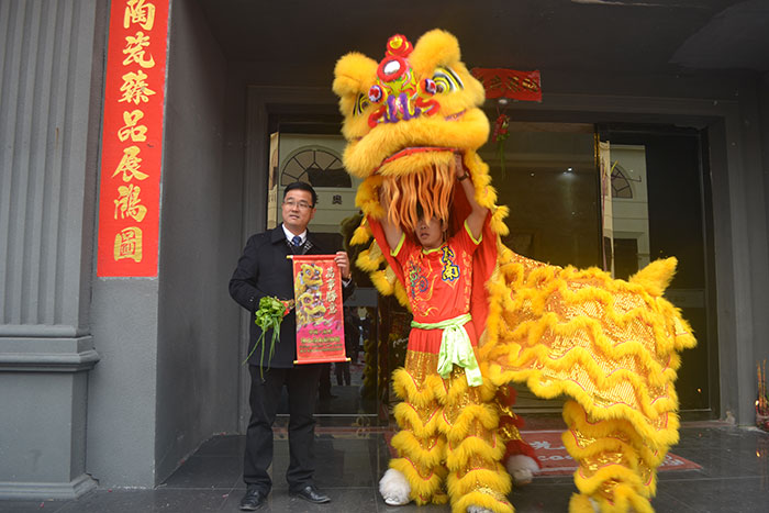 花季传谋在线下载黄版陶瓷砖董事长刘鸿祥接福迎新